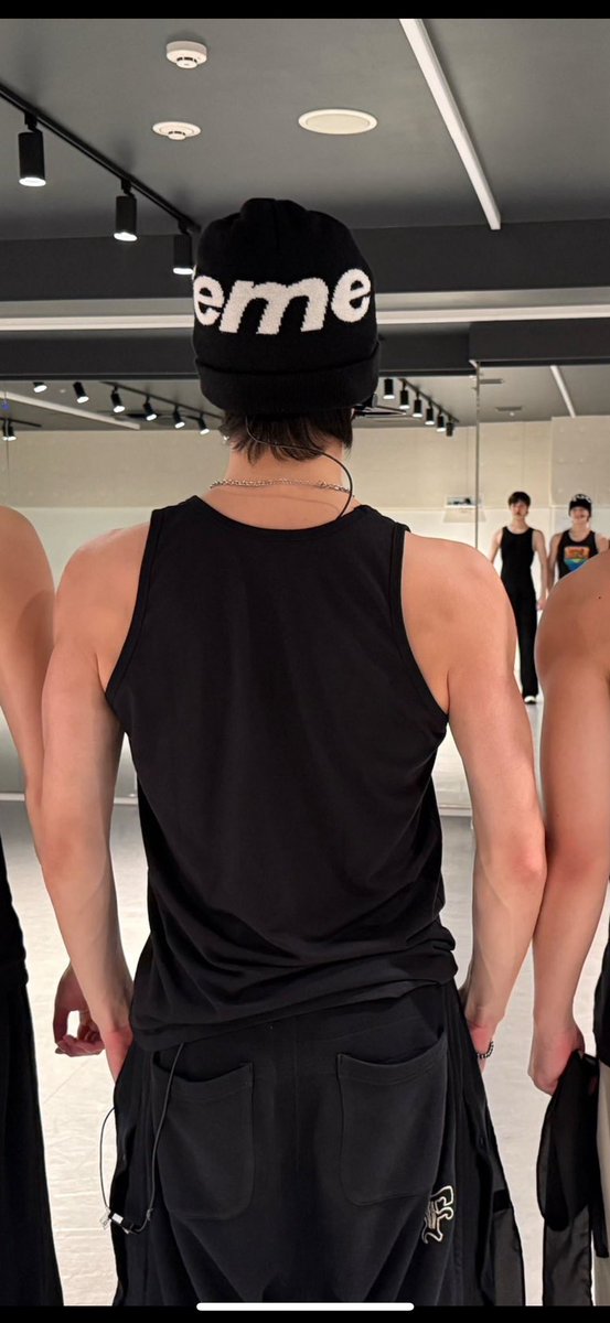 endtomark's tweet image. black tank tops. backflips 500 times