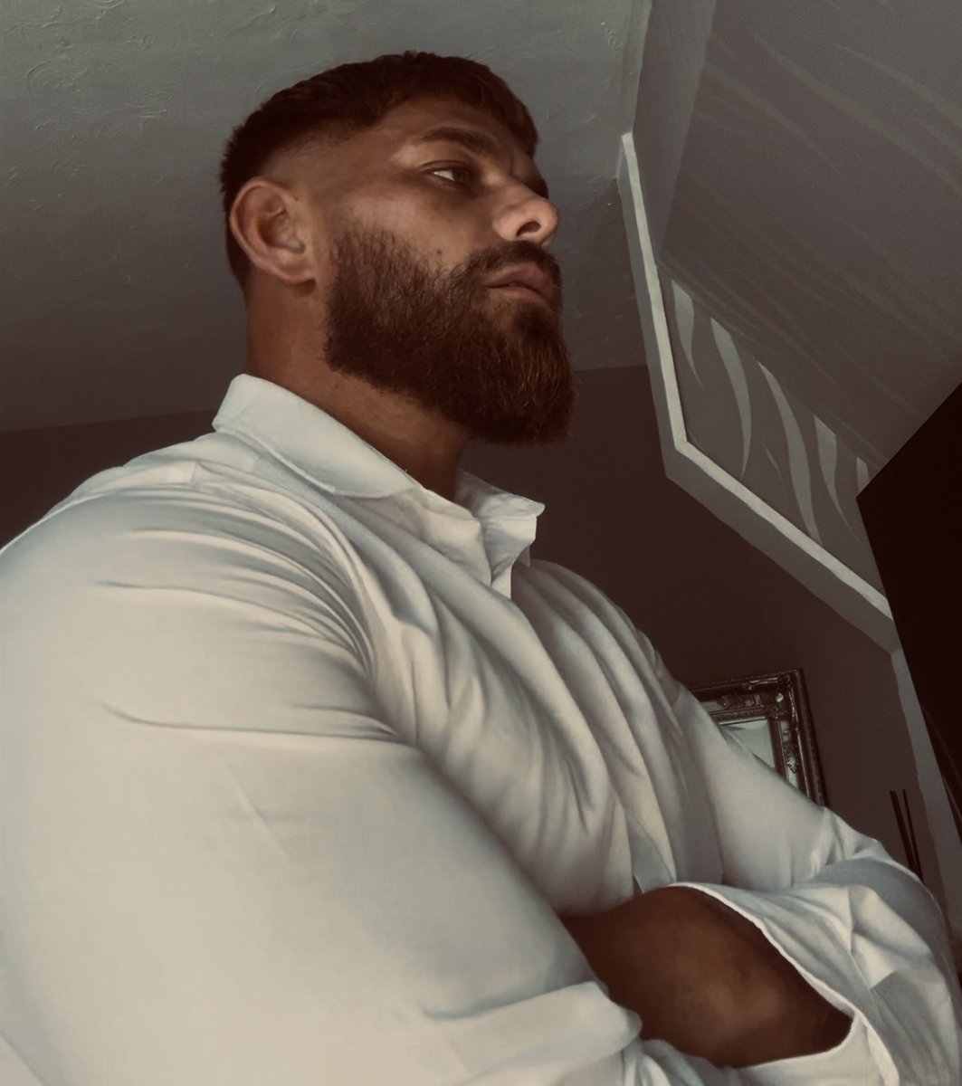 Boss. Leader. Everything you want and more. Now go send a little tribute and beg for attention. 💰🐷🏧 #daddy #cashmaster #findom