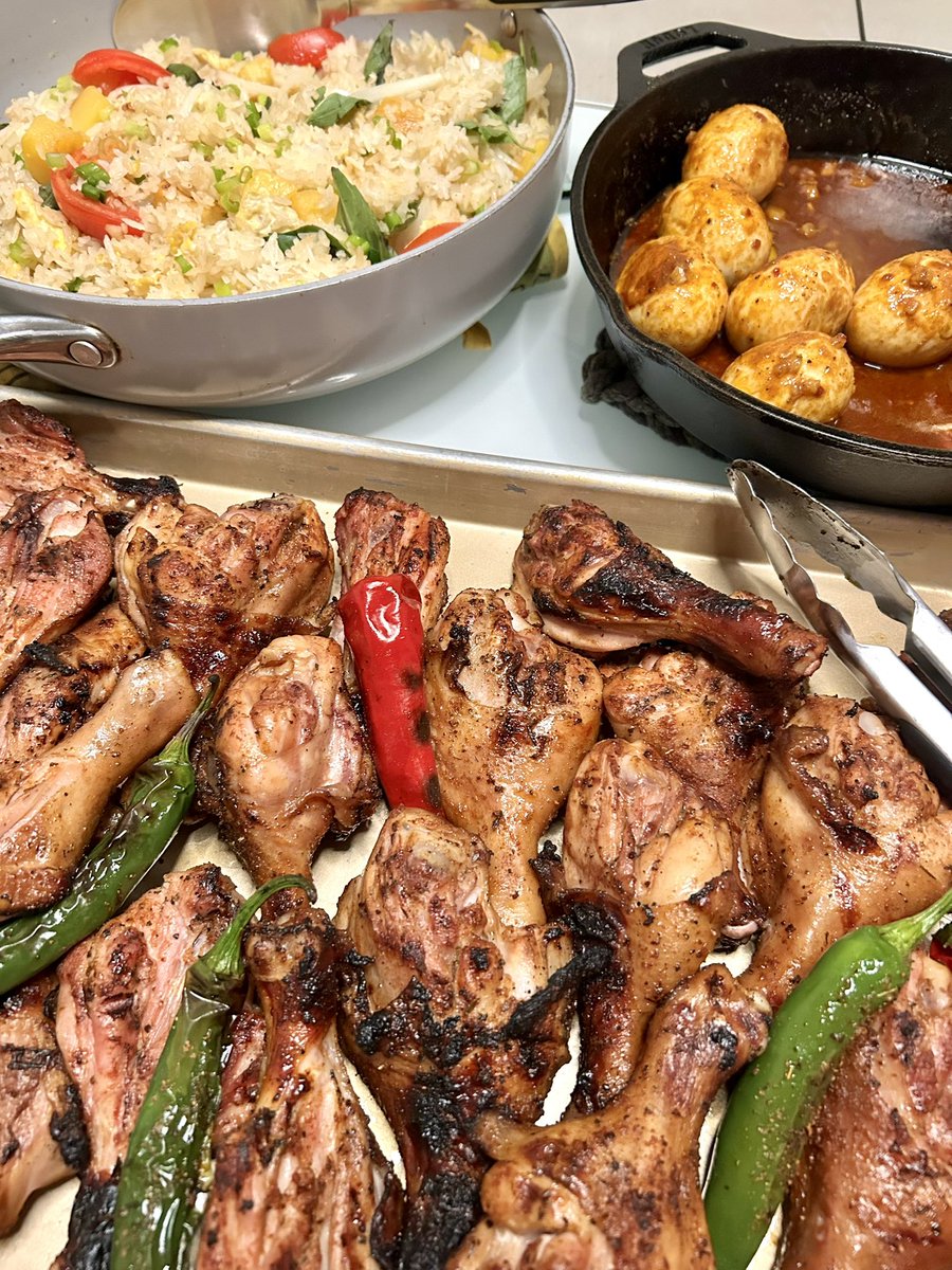 whatkenatetoday's tweet image. Grilled butterflied drums and peppers.