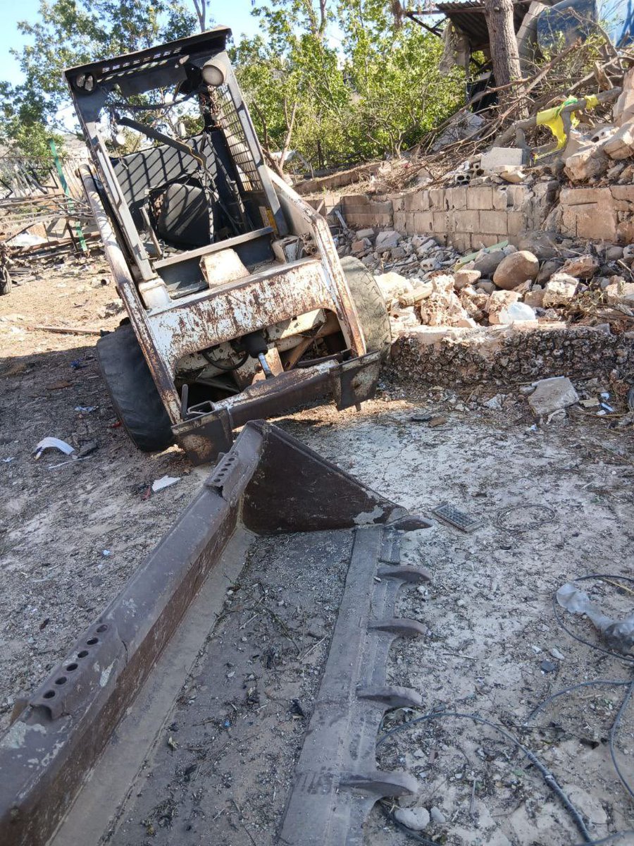 DmodosCutter's tweet image. Earlier today, Israeli occupation forces invaded the town of Kafr Kila in southern Lebanon and detonated a small bulldozer.
After their withdrawal, they used a drone to drop inciting leaflets claiming the bulldozer was working for Hezbollah.