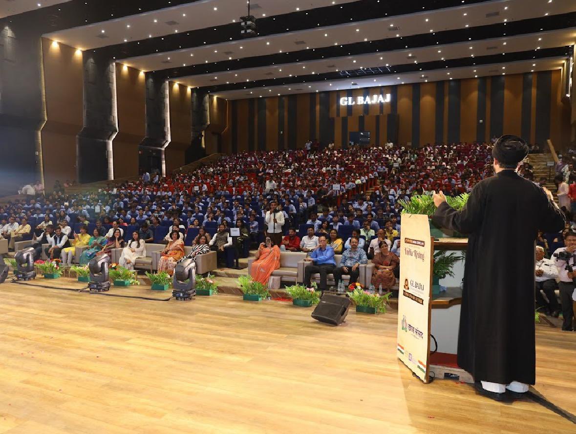 At GL Bajaj Institute's 9th Chhatra Yuva Sansad, Union Cabinet Minister <a href="/iChiragPaswan/">युवा बिहारी चिराग पासवान</a> had a heartwarming meeting with senior Shia cleric Dr. Kalbe Rushaid Rizvi. Chirag ji recalled the deep affection and familial bond between his father and <a href="/Kalbe_Rushaid/">Kalbe Rushaid Rizvi</a> &amp; became emotional.