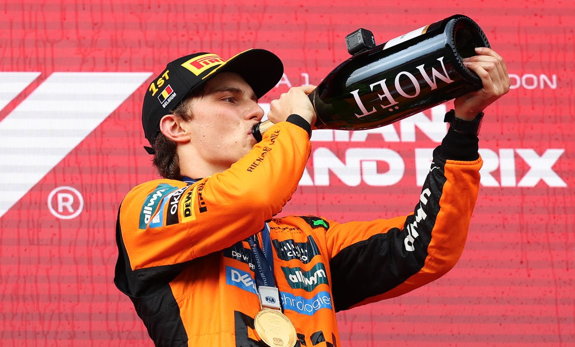 QuadratinMexico's tweet image. Piastri superó a su compañero Lando Norris en Eau Rouge y no soltó la ventaja. Con ello conquistó su sexta victoria de la temporada en #F1
mexico.quadratin.com.mx/gana-oscar-pia…