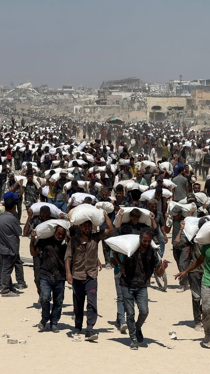 mustafaibr's tweet image. انسرقت الشاحنات، وهذا للأسف صار شيء طبيعي… الناس جعانة، واللي بيسرقوا كمان ما شبعوا.
ما في أمل بشيء ينضبط إلا إذا دخلت مئات الشاحنات بشكل يومي ومنظّم، غير هيك راح تضل الفوضى سيّدة الموقف.
العالم بيحكي إنه حريص على غزة، بس الحقيقة إنه كذاب… وقف بنص الطريق لأنه جزء من المؤامرة.…
