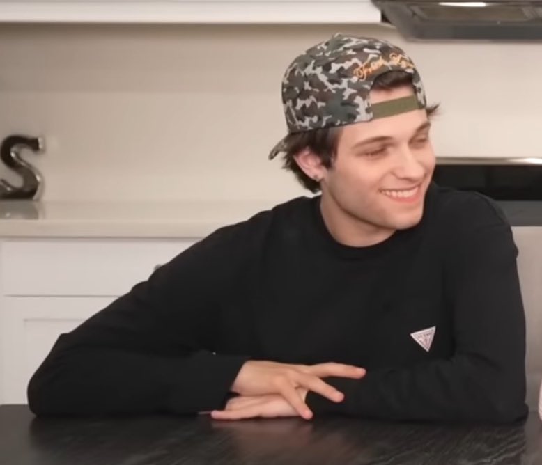 chrisstrniolos's tweet image. daily backwards hat🧡