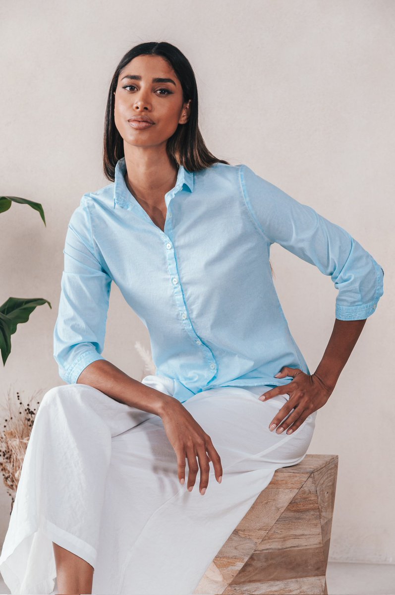 Where the dress code says: calm, coastal, collected.
.
.
#summershirt #styletrends #womenshirts #fashiondaily #stylepost #casualoutfit #ss25
.
Shop now : tinyurl.com/valerie-shirt