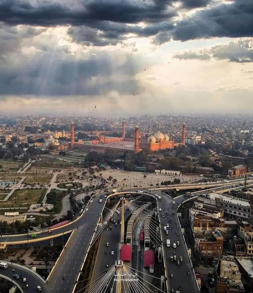 تمہارے لئیے ہوگا یہ شہر لاہور ❤️
میرے لئیے تو میری پہلی محبت ہے