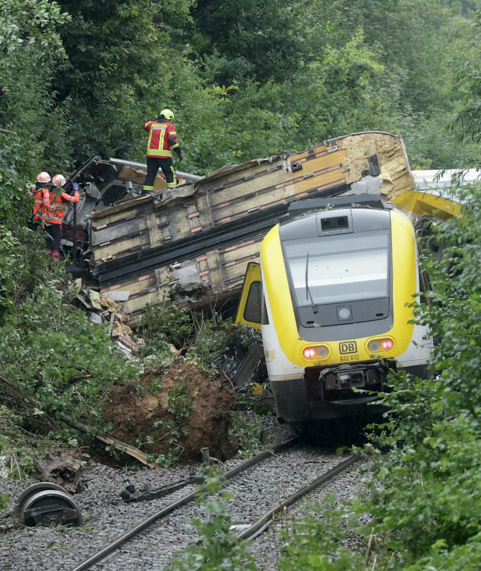 theinformant_x's tweet image. ❗️🚆🇩🇪 - Train Derailment in Baden-Württemberg: Fatalities and Injuries Reported
On July 27, 2025, at approximately 6:10 PM, a regional express train operated by Deutsche Bahn derailed near Zwiefaltendorf in Biberach, Baden-Württemberg, while traveling from Sigmaringen to Ulm.…