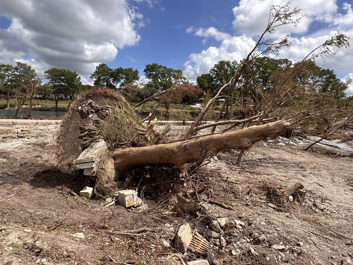 DavidBJasper's tweet image. Day 4: HCSO Dive Team, Texas Task Force 1, and hundreds of first responders & volunteers continue recovery efforts after the devastating July 4th flood. The power of this flood is immense, but our teams remain dedicated to bringing closure.