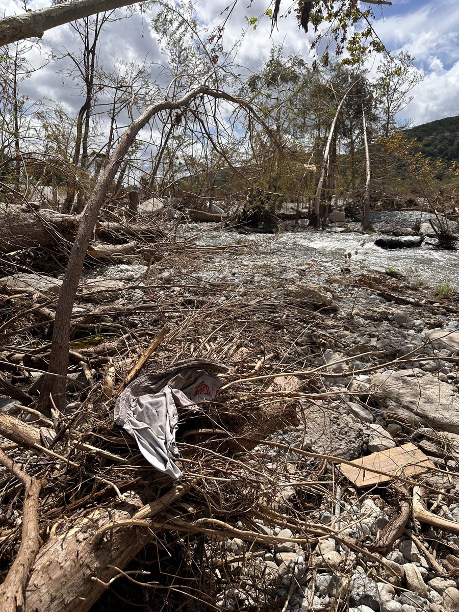 DavidBJasper's tweet image. Day 4: HCSO Dive Team, Texas Task Force 1, and hundreds of first responders & volunteers continue recovery efforts after the devastating July 4th flood. The power of this flood is immense, but our teams remain dedicated to bringing closure.