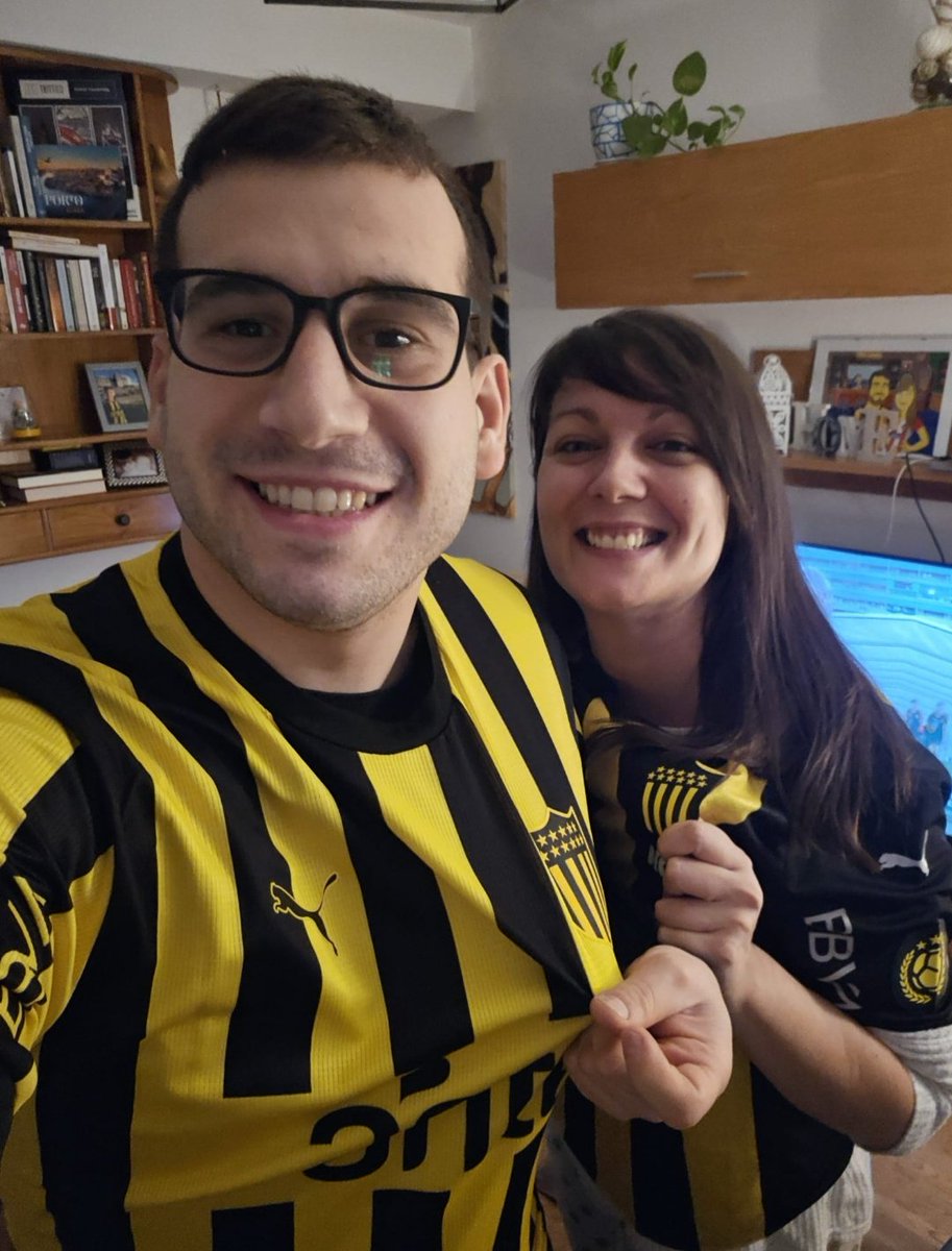 gastonbeltran27's tweet photo. @OficialCAP @universalassist No te voy a mandar una foto en algun rincón del mundo. Te voy a contar que en Madrid hay 3 españolas que ya son carboneras hace rato: mi novia y nuestras dos sobrinas. Seguimos haciendo manyas por todos lados. ¡Esto es Peñarol! #ManyasPorElMundo https://t.co/T5ZDB3MLbs