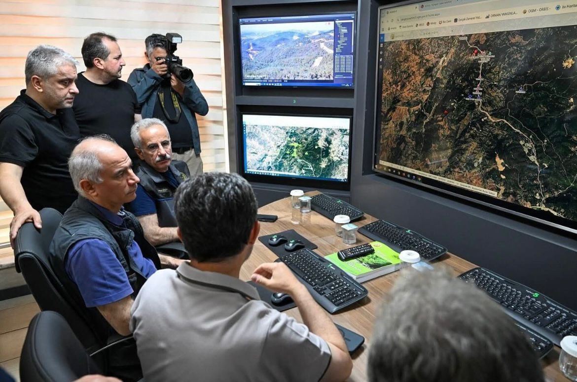 📍Bursa / Yangın Harekat Merkezi

Şehrimizde meydana gelen orman yangınlarına yönelik müdahale çalışmaları, ilgili bakanlıklarımız ve tüm kurumlarımızla tam bir koordinasyon içinde, en başından itibaren büyük bir titizlikle yürütülmektedir.

Yeşil Bursa’mızın tek bir ağacını bile