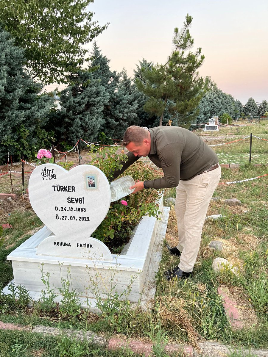 Vefa, sadakat ve yol arkadaşlığı…
Birlikte nice mücadele verdiğimiz, hatıralarımızda yeri ayrı olan dava arkadaşımız Türker Sevgi’yi vefatının yıl dönümünde kabri başında rahmet ve özlemle andık.

İz bırakanlar unutulmaz.
Ruhu şad, mekânı cennet olsun.