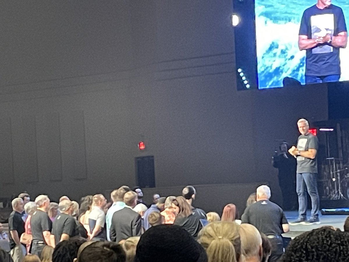 FredsDaily's tweet image. 12p Look how many more want to be baptized.