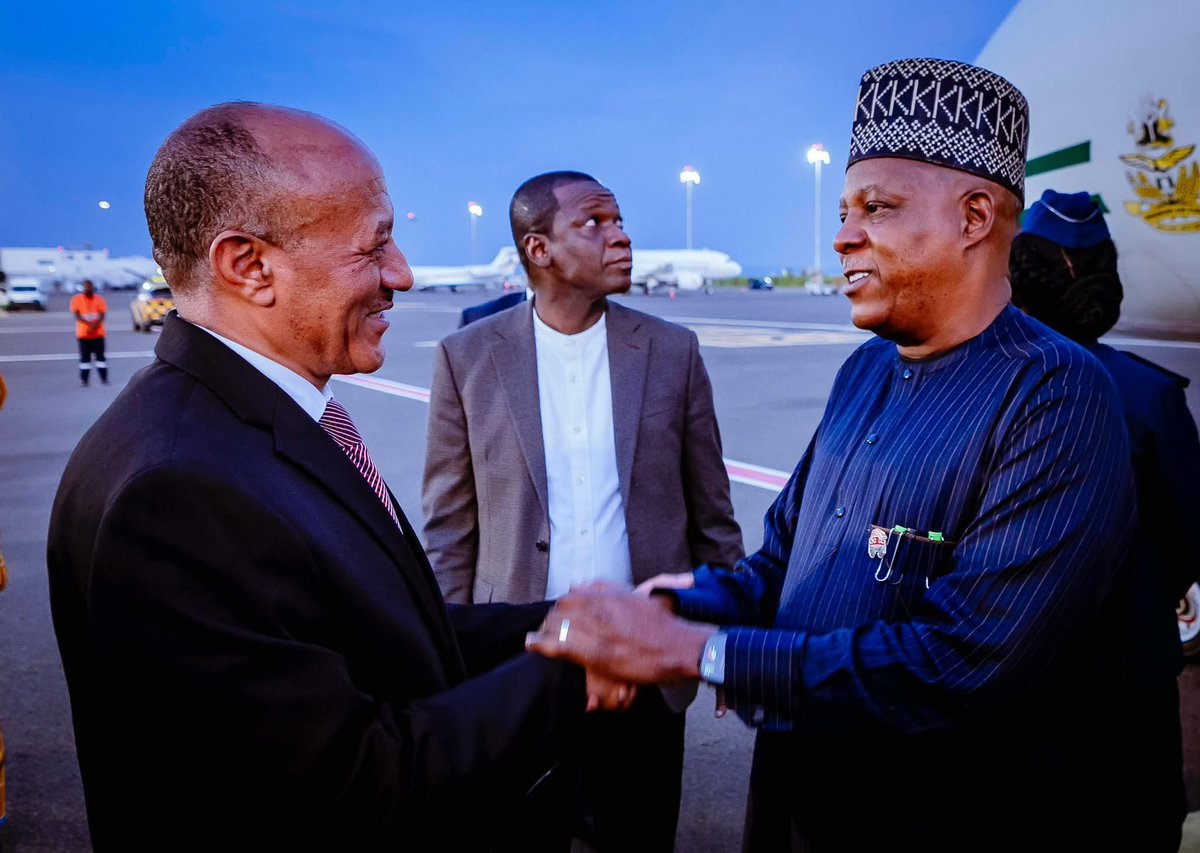 SadeeqKurbe's tweet image. 📸 Vice President @KashimSM Shettima arrived in Addis Ababa earlier today to represent Nigeria at the 2nd UN Food Systems Summit. He was warmly received by Ethiopia&apos;s Deputy Prime Minister Temesgen Tiruneh and other officials at Bole International Airport.
#UNFSS2025
