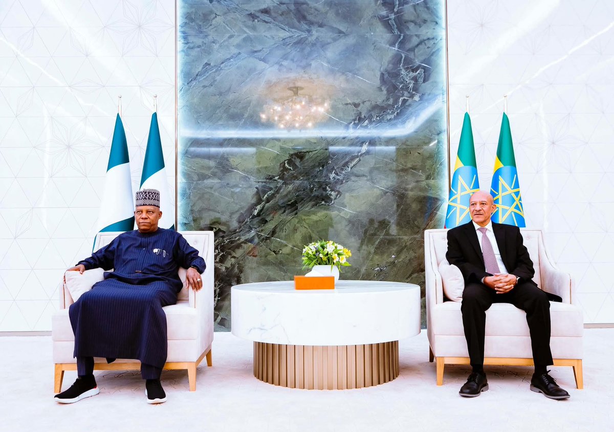 SadeeqKurbe's tweet image. 📸 Vice President @KashimSM Shettima arrived in Addis Ababa earlier today to represent Nigeria at the 2nd UN Food Systems Summit. He was warmly received by Ethiopia&apos;s Deputy Prime Minister Temesgen Tiruneh and other officials at Bole International Airport.
#UNFSS2025