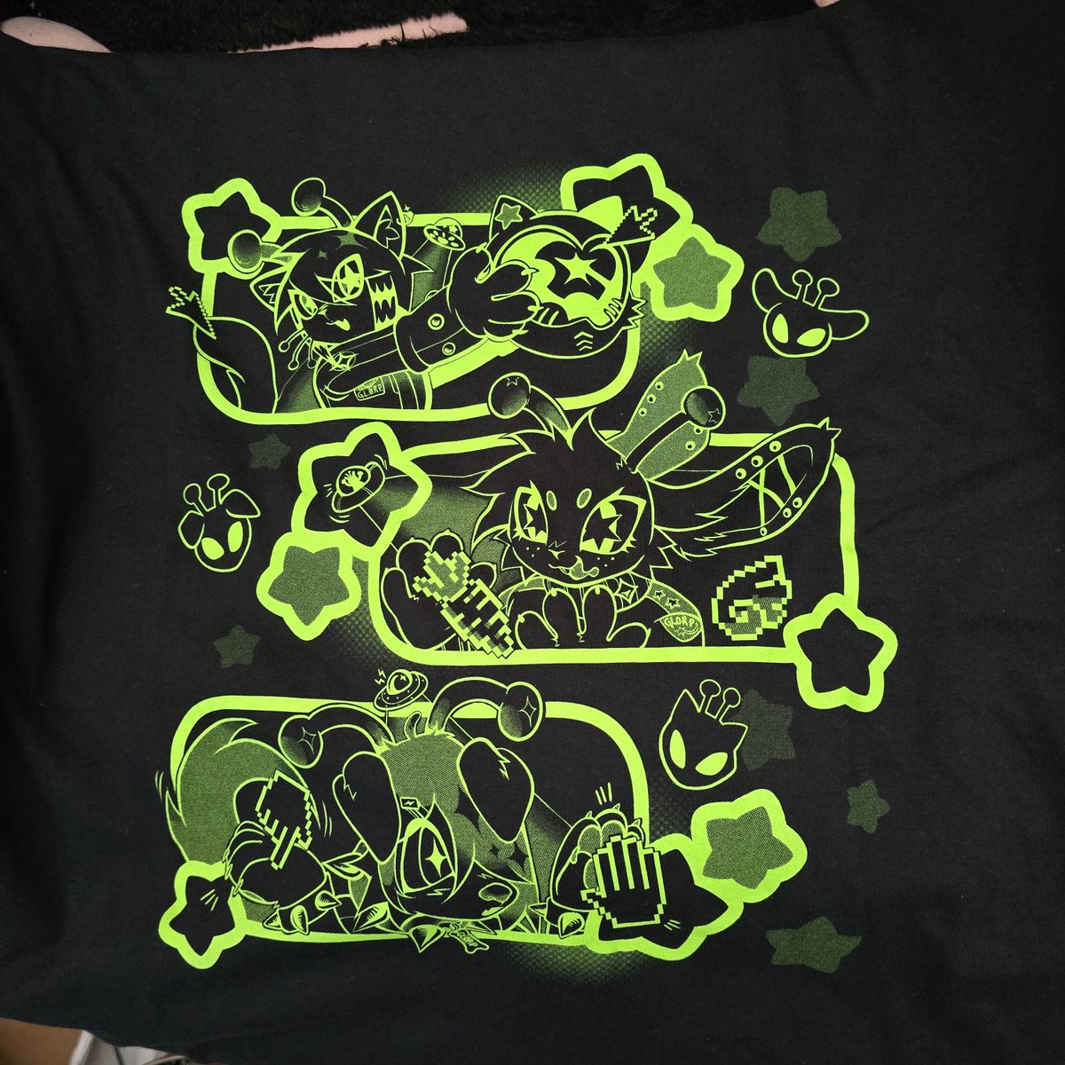 CrossfireC4t's tweet image. I got @BUNNYMOTHMARTYR 's sweet af shirt. Love the way this looks irl