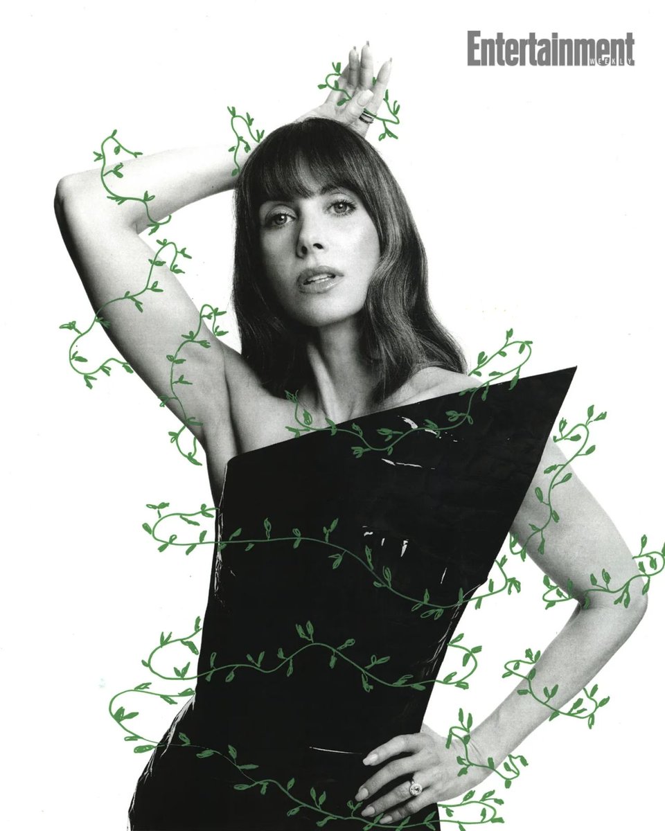 icecyclone's tweet image. Alison Brie made a striking entrance at Comic-Con 2025, ditching her sweet image for a sharp, sculptural black dress that looked like sci-fi fashion.