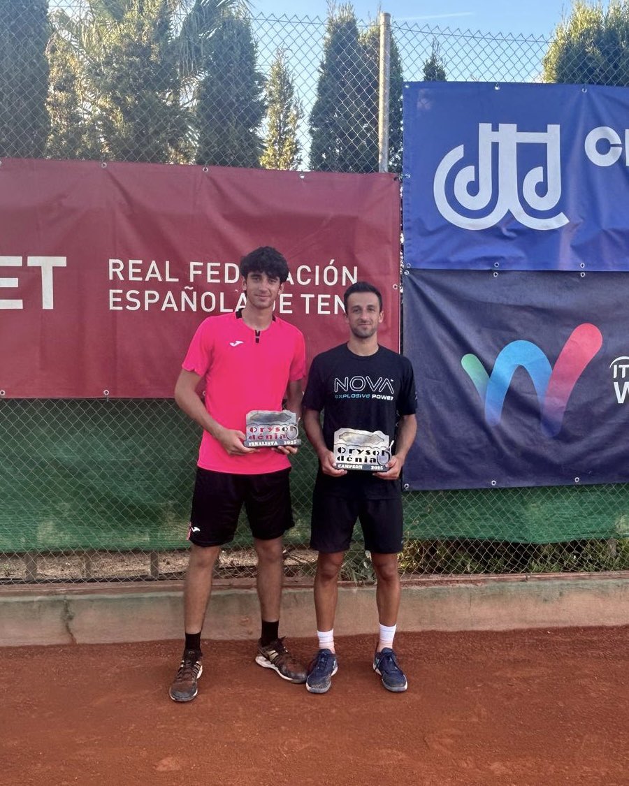 RFETenis's tweet image. 𝑼𝒏𝒂 𝒃𝒐𝒏𝒊𝒕𝒂 𝒇𝒊𝒏𝒂𝒍 𝒆𝒏 𝒄𝒂𝒔𝒂 🫂🇪🇸
🏆 Javi Barranco vuelve a reinar en el M25 de Dénia, tras imponerse en la final a Pablo Martínez por 6-0 5-7 6-3, torneo donde logró su primer título #ITF
¡Enhorabuena por esta gran semana, chicos! 👏❤️🔥
📸 Club de Tenis Denia