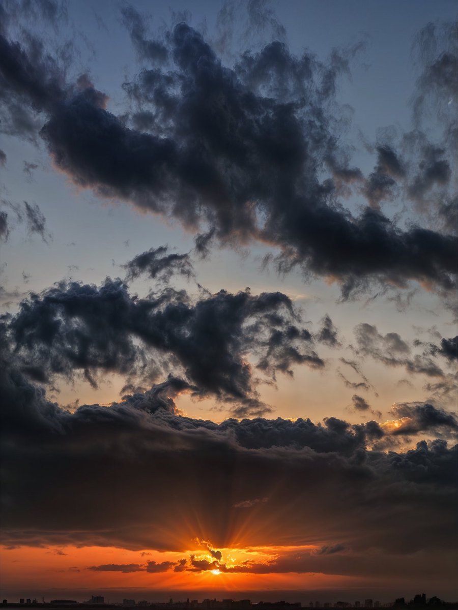 السماء لوحة فنية. 😭😭😭😭😭😭😭😭🤎