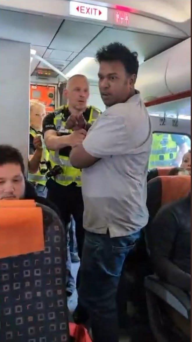EmonMukherjee21's tweet image. Video footage of this Pakistani Guy on a flight to Glasgow screaming "Allahu Akbar", threatening to bomb the plane and ranting about Trump.
He was arrested upon arrival.
P.S: You won't find Indian Muslims or Arabs doing this but it is always Pakistanis. They have made it worse…
