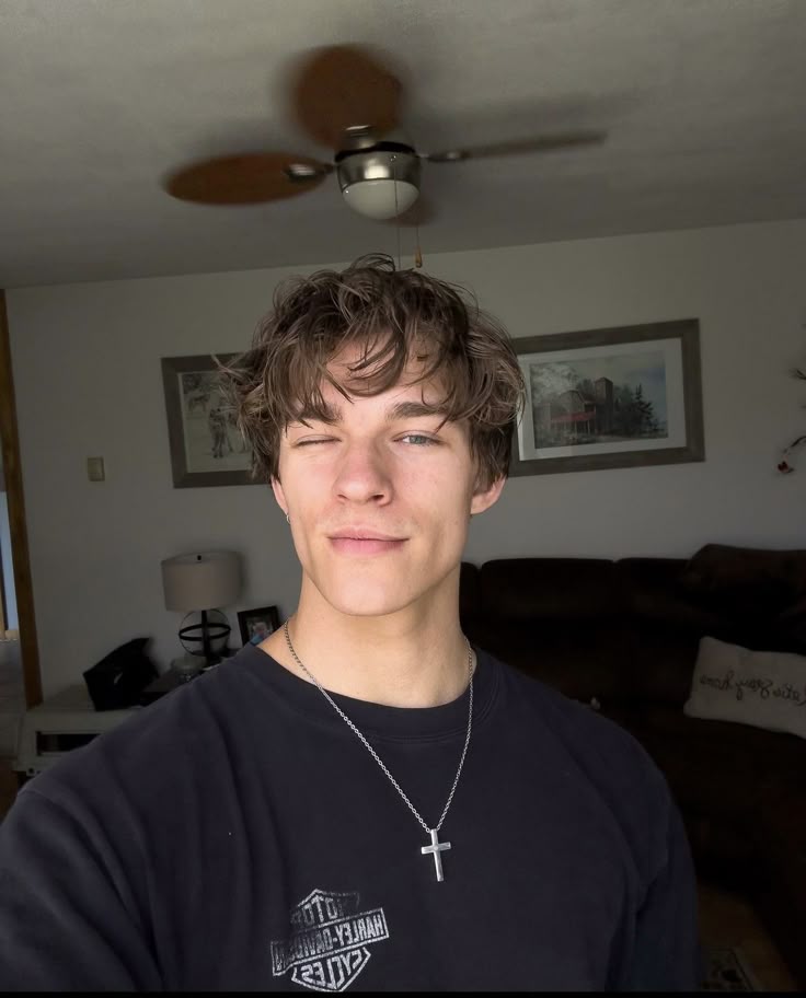 ㅤ
⠀⠀⠀⠀      𝗆𝗎𝗇𝑑𝗈  𝖽𝖾  𝗰𝗿𝗶𝘀𝘁𝗮𝗹  ﹕  
⠀⠀⠀⠀⠀   y si una estrella cae del cielo,
⠀⠀⠀⠀⠀   la voy a aprovechar.
⠀