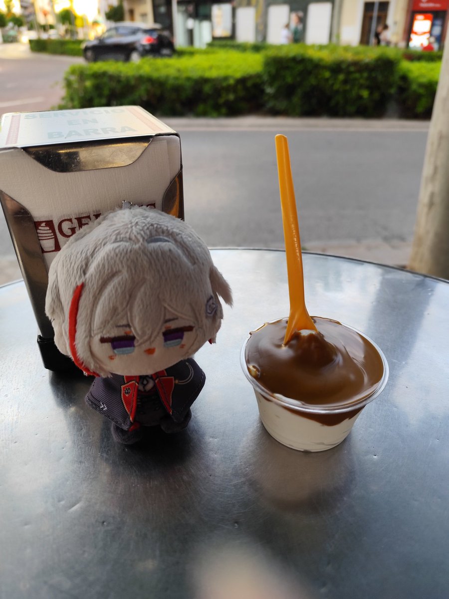 RinguReko's tweet image. Como ya estoy mil veces mejor, toca disfrutar de un buen heladito uwu