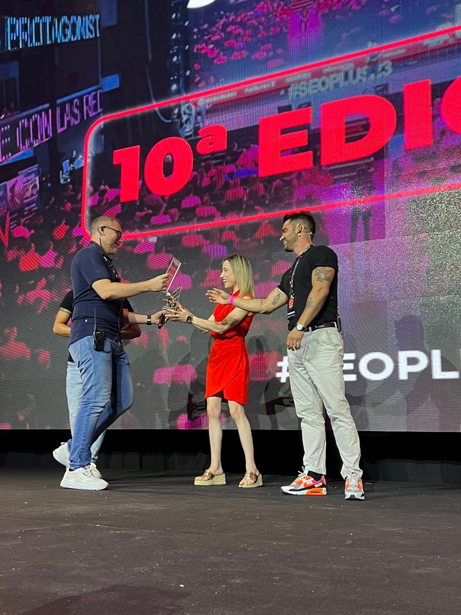 ClaraSoteras's tweet image. Un evento como #SEOPLUS no se puede resumir en cuatro fotos, así que me limitaré a subir algunas y a compartiros mi reflexión en LinkedIn, donde puedo mostrar la auténtica esencia @Seoplustv, la conexión con la gente. 

Añado un ¡gracias! a la organización @WebPositer…