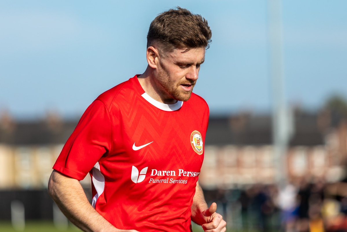 NorthShieldsFC's tweet image. ⚪ OPENING DAY VICTORY! 🔴

The Robins kick off the 2025/26 season in style with a 3-1 win over Whickham at the Daren Persson Stadium!

Goals, grit, and a perfect start to the campaign.
Read the full match report 👇

📱 northshieldsfc.co.uk/match-report-o…

#HowayTheRobins #StrongerTogether