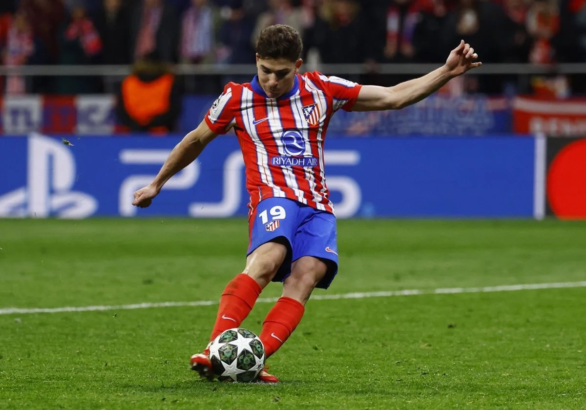 El único penalti que nunca se repitió. Cada día que pasa es más evidente y exagerado el robo histórico que sufrió el Atleti.
La norma no ha cambiado, simplemente se aclaró que la habían aplicado mal.