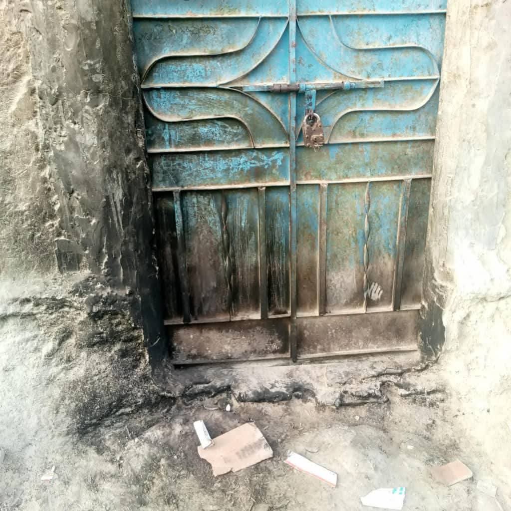mp_baloch's tweet image. گزشتہ شب دشت مکسر میں دہشتگرد تنظیم کے 6 کارندوں نے ایک غریب شخص کی دکان کو لوٹنے کے بعد نذرِ آتش کر دیا۔ دکان کی دیوار پر بی ایل اے کے نام سے چاکنگ کی گئی۔
مقامی افراد نے آگ بجھانے کی کوشش کی تو دہشتگردوں نے ان پر اندھا دھند فائرنگ کی، جس سے علاقے میں شدید خوف و ہراس پھیل گیا۔