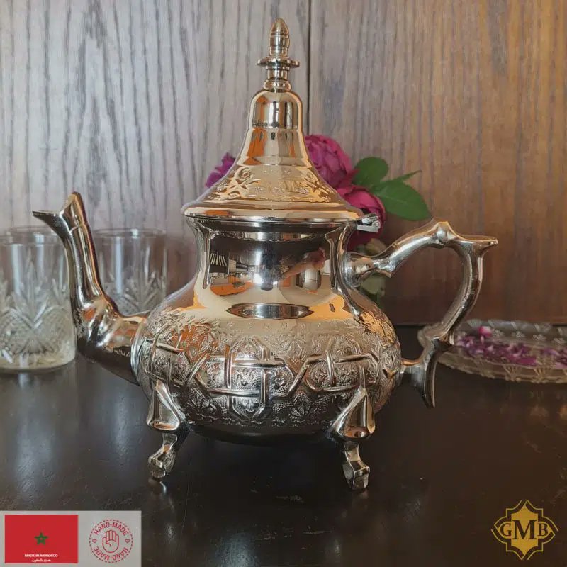 Mourabyt's tweet image. Le berrad cette théière d'origine marocaine 🇲🇦 fut crée par un négociant de la famille fassi des Benjelloun établi en Angleterre 🇬🇧
Il s'associe à une riche firme anglaise de quincaillerie et crée le berrad, la théière marocaine s'inspirant de l'artisanat marocain et anglais.