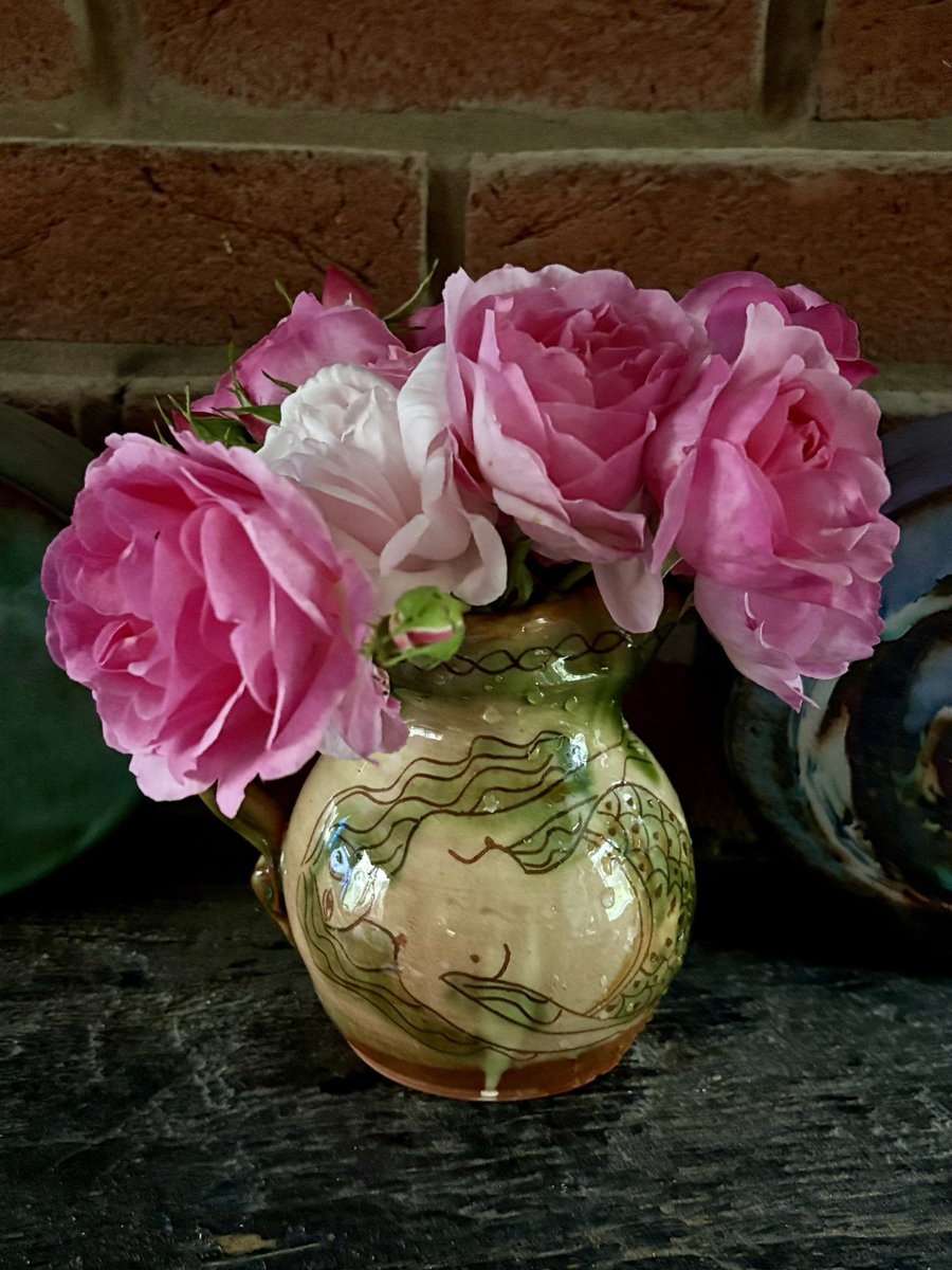 Roses for the lounge #roses #myroses #favouritevase #mygarden #growyourown #cutflowers #gardening