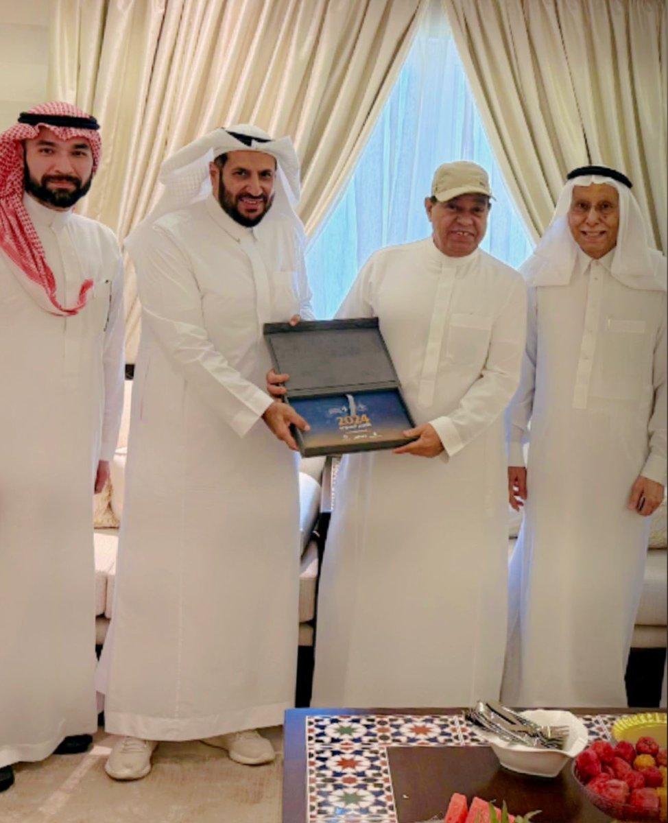 استعرض عدد من رجال الأعمال تقرير جمعية ملاك المطاعم والمقاهي لعام 2024 خلال لقاء في ديوانية الشيخ صالح السريع 
حيث ثمّن الحضور جهود الجمعية في دعم القطاع وتعزيز استدامته
وقد تسلّم سعادة الشيخ صالح التقرير السنوي، تقديرًا لدوره كعضو فخري وشريك في نجاح مسيرة الجمعية