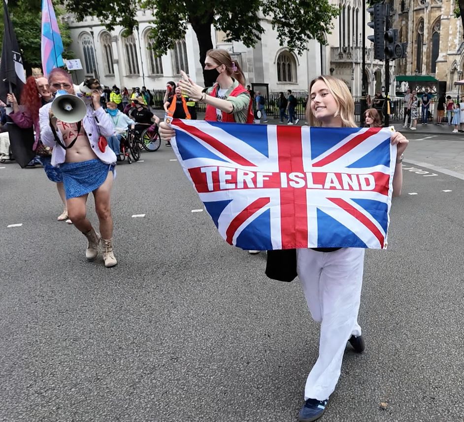 Connie Shaw (@_connieshaw) on Twitter photo Had an excellent time at trans pride yesterday.
Fab pic of Alan Baker and I at the front of the march by <a href="/MrMennoTweets/">MrMenno 🏳️🌈🎶</a> 😇 Had an excellent time at trans pride yesterday.
Fab pic of Alan Baker and I at the front of the march by <a href="/MrMennoTweets/">MrMenno 🏳️🌈🎶</a> 😇