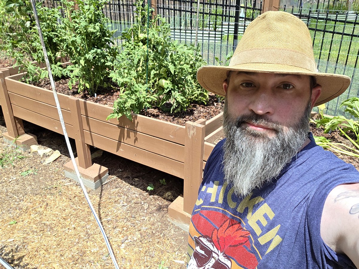 _TheBBQBarn's tweet image. Just to be clear. I&apos;m one of the &quot;I&apos;d rather it be 100 than 10 with feet of snow&quot; people.

I don&apos;t just talk it though. Out working in the garden in 102.