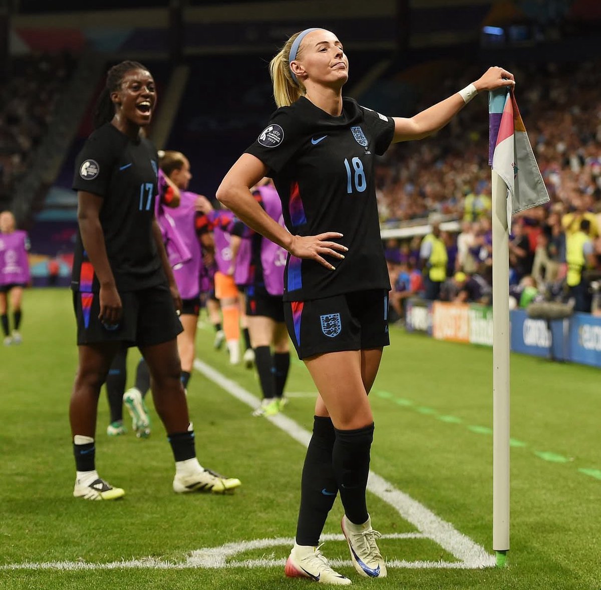BIYIK__'s tweet image. Se rompió los ligamentos
Estuvo un año sin jugar
Le hicieron una grosería en el City
PERO SE PONE LA PLAYERA DE INGLATERRA Y ES UN FENÓMENO 😍
La futbolista más importante y decisiva en la historia de su país.
MVP, si, otra vez, pero lejos.
CHLOE KELLY ES LA DEFINICIÓN DE AURA…