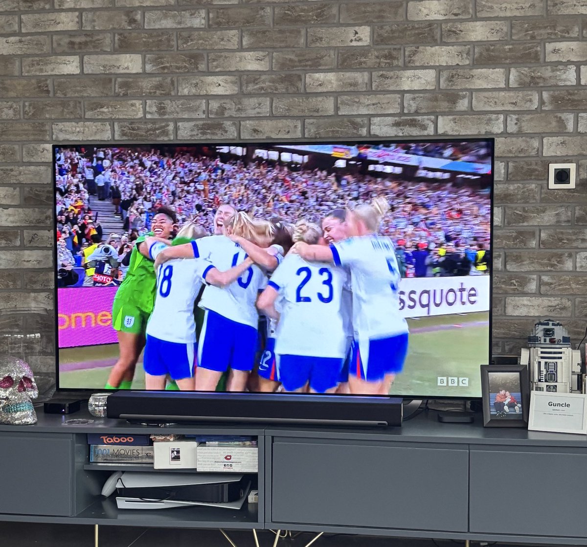 LukeHearfield's tweet image. IT CAME HOME!! ⚽️🏴󠁧󠁢󠁥󠁮󠁧󠁿⚽️🏴󠁧󠁢󠁥󠁮󠁧󠁿⚽️🏴󠁧󠁢󠁥󠁮󠁧󠁿 

Well done ladies!! 🏆 You have made your country so proud! 😁

#Euro2025