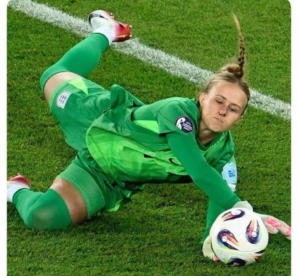 SwearingSport's tweet image. Have England women’s not just lumped a wig on fucking Phil Foden and stuck him in net?🤣😭