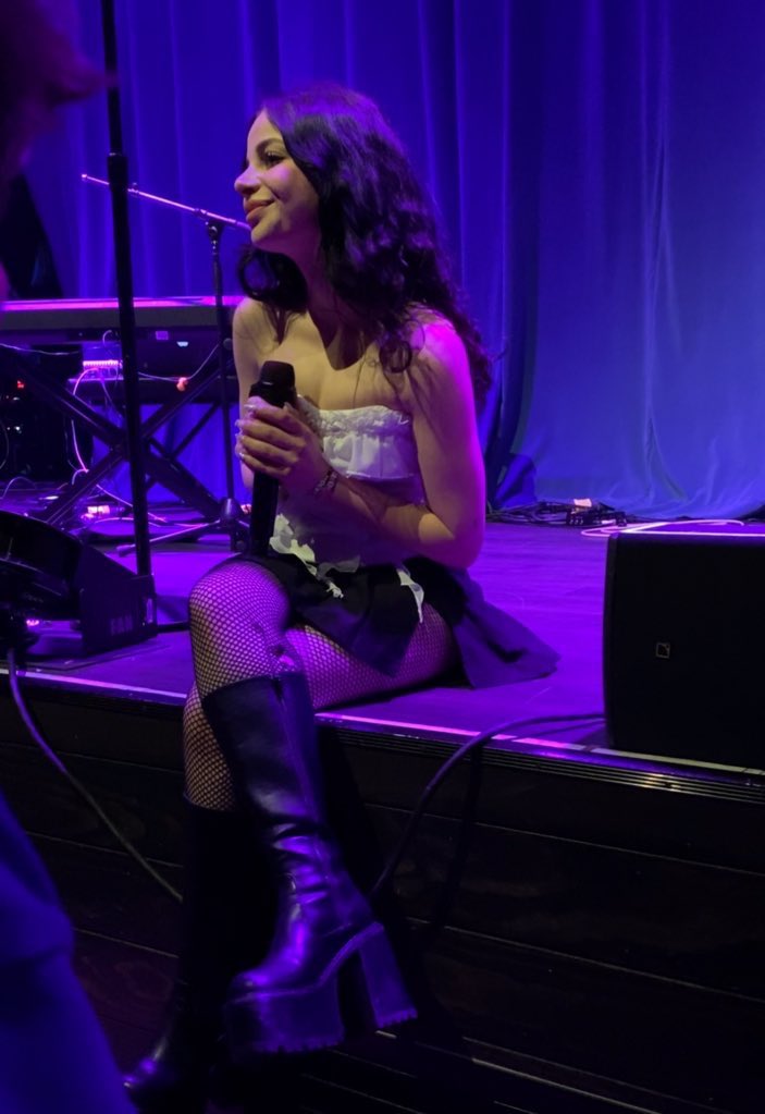 CHERRYDRlVE's tweet image. can u believe i get to see u again in jus 4 days ??? @ellise i can’t wait to hug u this time :’)