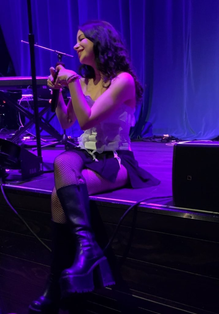 CHERRYDRlVE's tweet image. can u believe i get to see u again in jus 4 days ??? @ellise i can’t wait to hug u this time :’)