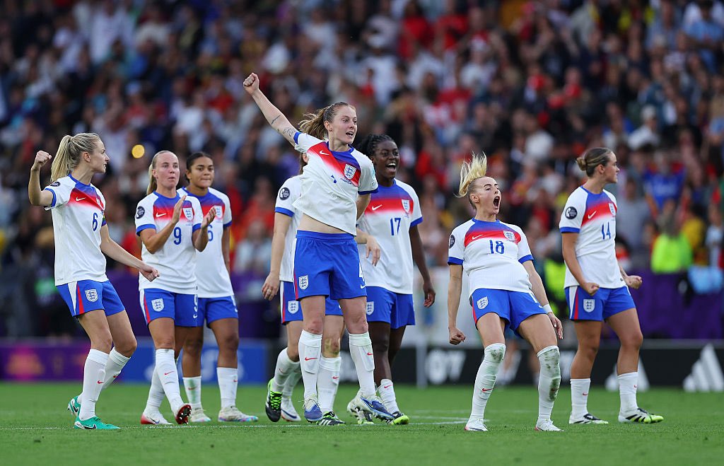 EOW44's tweet image. 🏆 L’Angleterre conserve l’Euro féminin !
Les Lionesses ont remporté l’UEFA Women’s Euro 2025 en battant l’Espagne aux tirs au but (3‑1), après un match nul 1‑1 à l’issue des prolongations. Un exploit historique : deuxième titre européen consécutif pour l’équipe féminine. 🇬🇧…