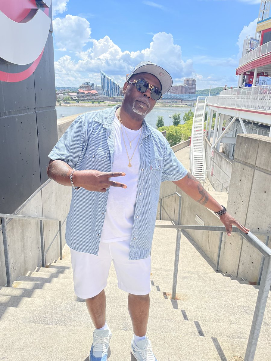 deezle148's tweet image. Just a feel good denim kinda day out here in Cincy. Happy Sunday Twitter family ✌🏾.