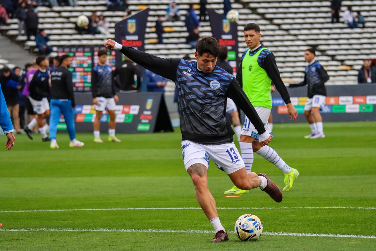 ClubGodoyCruz's tweet image. ¡Entrada en calor del Expreso! 🔥

#JUEGAGODOYCRUZ 💪
#VamosTomba 💙🤍