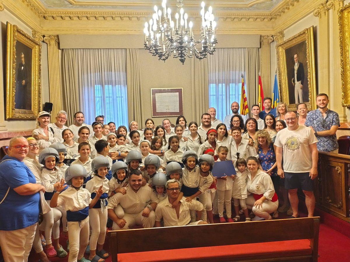 📸Exhibició de Falcons de la #FestaMajorVNG25

✅Cercavila des de la plaça de les Neus i exhibició a la plaça de la Vila, amb <a href="/FalconsVilanova/">Falcons de Vilanova i la Geltrú</a> i la colla convidada Falcons de Piera

🤝Recepció al saló de plens amb l'alcalde, regidors i pabordes