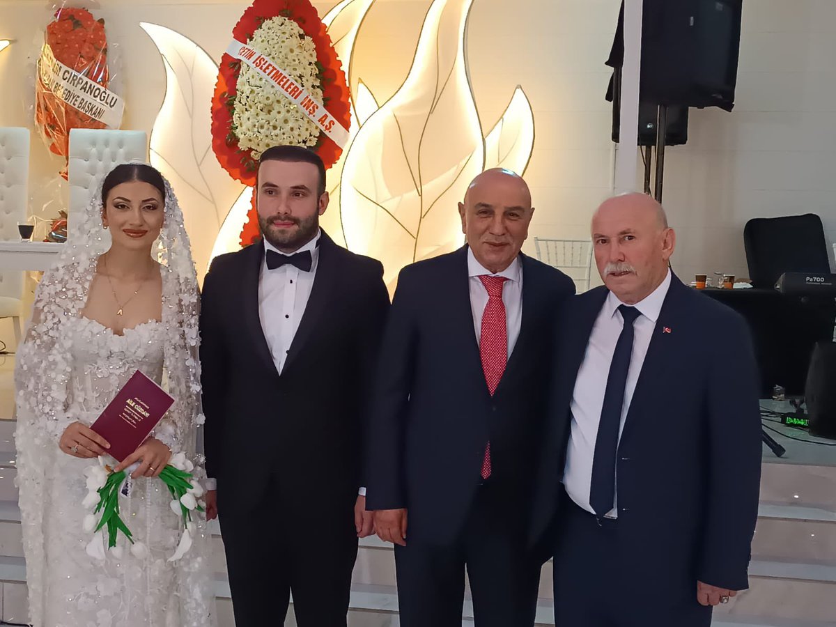 Aleyna ve Şamel evlatlarımızın düğün törenine katılarak mutluluklarına ortak olduk.
Genç çiftimizi gönülden tebrik ediyor, bir ömür boyu sağlık, huzur ve mutluluk diliyorum.

Kaya ve Şenlioğlu ailelerini de bu güzel birliktelik vesilesiyle tebrik ediyorum.
Rabbim yuvalarını