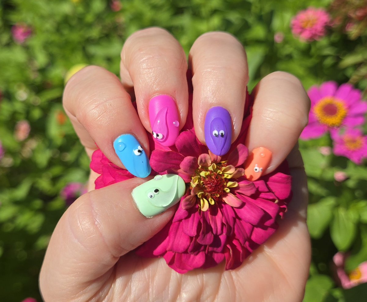 _mamavale's tweet image. Outside cutting flowers, so I thought I'd post the latest nails (yep, gave them a good whacking recently, too). Cute lil blobs 🫣 #itsnotsnot #goodwaytogetgrounded #twinsies #sideeye #spotthecyclops #inamedhimgeorge #whosyourfave #shortforsummer #mamanails