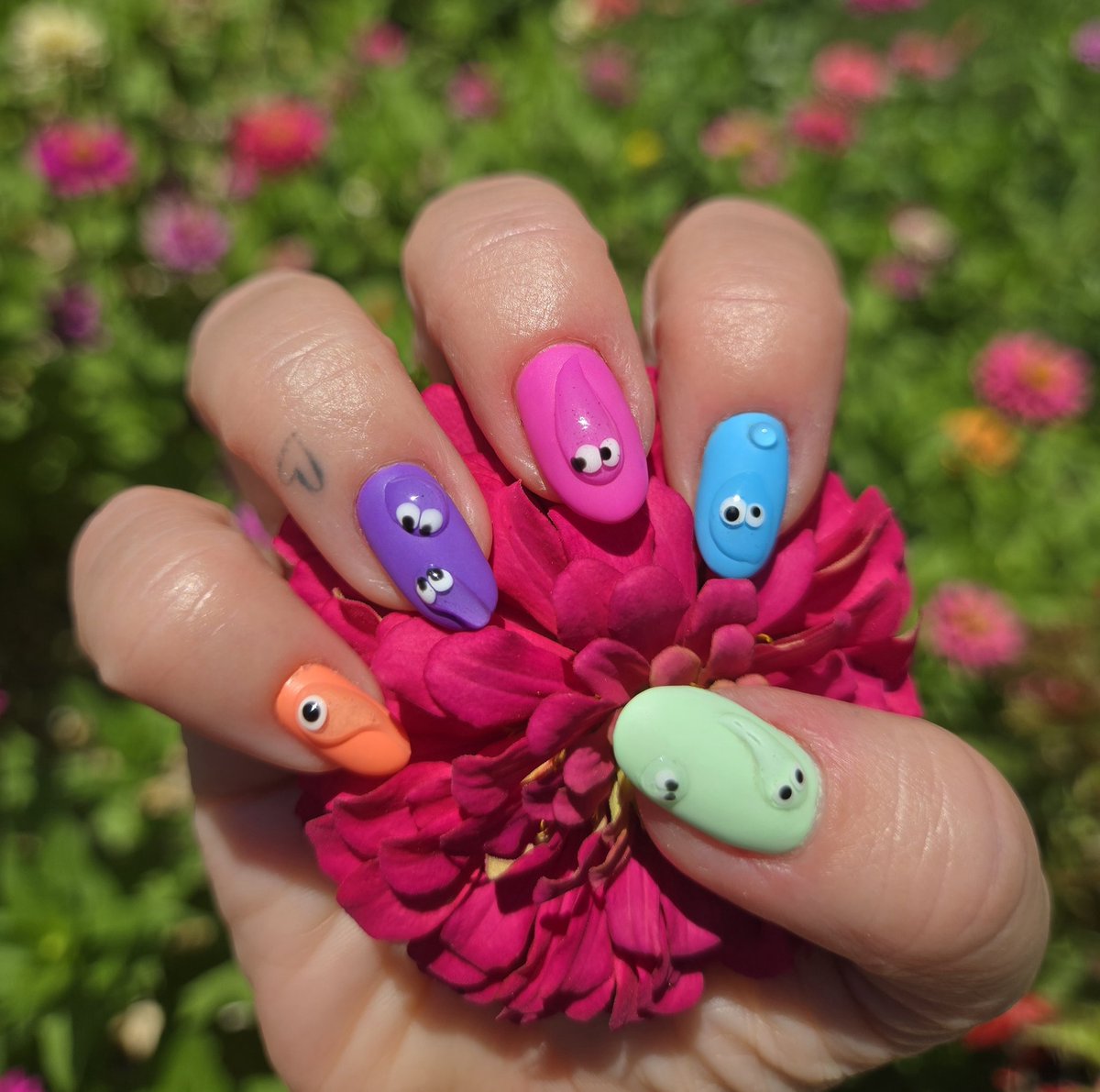 _mamavale's tweet image. Outside cutting flowers, so I thought I'd post the latest nails (yep, gave them a good whacking recently, too). Cute lil blobs 🫣 #itsnotsnot #goodwaytogetgrounded #twinsies #sideeye #spotthecyclops #inamedhimgeorge #whosyourfave #shortforsummer #mamanails