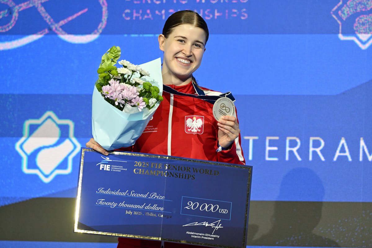 PZSzerm's tweet image. Zuzanna Cieślar wicemistrzynią świata w szabli!
To życiowy sukces Polki. 🇵🇱
@SPORT_GOV_PL
pzszerm.pl/zuzanna-ciesla…