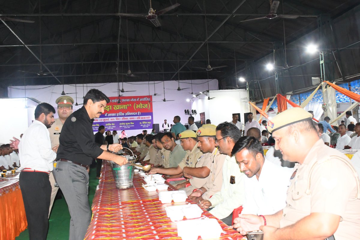 meerutpolice's tweet image. #MeerutPolice द्वारा कॉवड़ यात्रा–2025 के शांतिपूर्ण समापन के उपरांत पुलिस लाइन मेरठ में 'बड़े खाने (भोज)' का भव्य आयोजन किया गया। @adgzonemeerut व वरिष्ठ पुलिस अधिकारियों की गरिमामयी उपस्थिति में पुलिस बल को उनके अनुशासन, समर्पण व सेवा भावना हेतु सम्मानित किया गया।
#UPPolice…