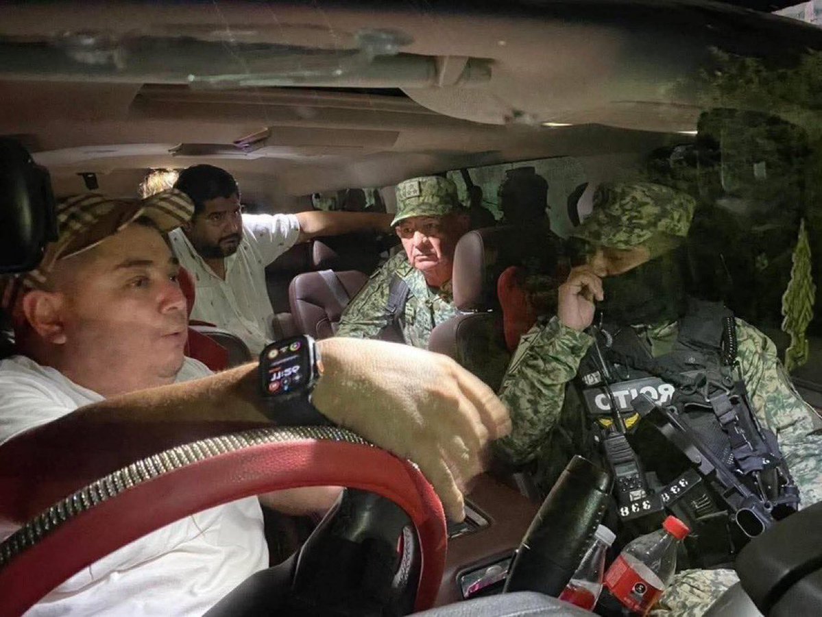 🔴 IMAGEN QUE CIRCULA A NIVEL NACIONAL 🇲🇽

Elementos de la <a href="/Defensamx1/">@Defensamx</a> de la comandante <a href="/Claudiashein/">Claudia Sheinbaum Pardo</a> , fueron captados al interior de una camioneta de reciente modelo junto a un presunto integrante del Cártel del Noreste - Zetas, señalado por actividades de lavado de dinero en